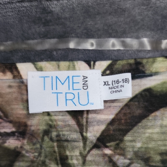 Time and Tru Floral Tunic Top in Cream Multi - Picture 2 of 7